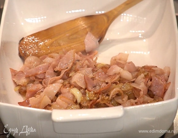 Бекон нарезать небольшими полосками, добавить к луку с чесноком и все обжарить, а затем переложить в форму для запекания.