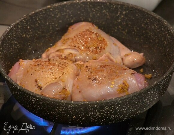 Куриные бедра выложить в ту же сковороду и обжаривать со всех сторон до появления золотистой корочки, затем переложить в форму с беконом.