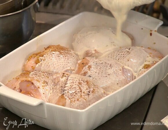 В горячую сковороду, где жарились бедра, влить сливки и прогревать несколько секунд, затем вылить все в форму с курицей и беконом.