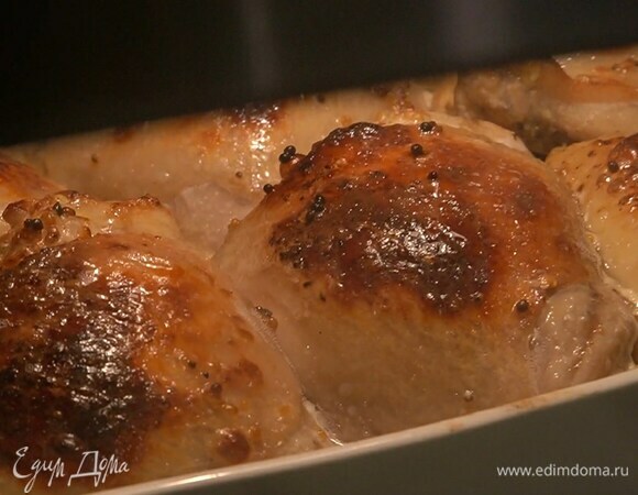 Запекать бедрышки в разогретой духовке 40–50 минут.