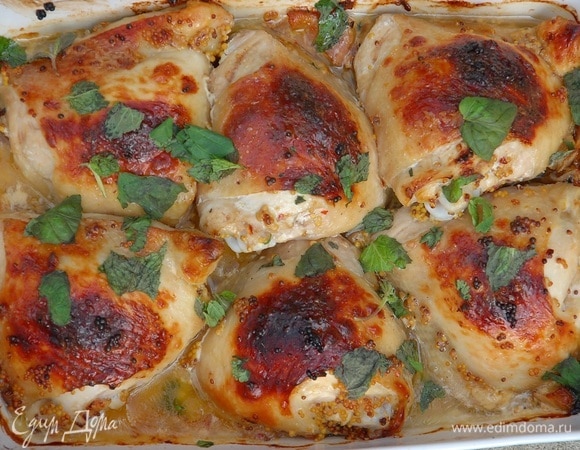 Мяту порвать руками и посыпать готовую курицу.