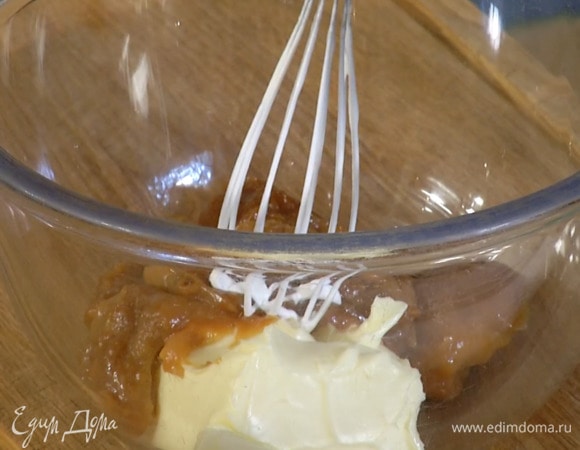 Предварительно размягченное сливочное масло и вареную сгущенку взбить блендером с насадкой-венчиком.