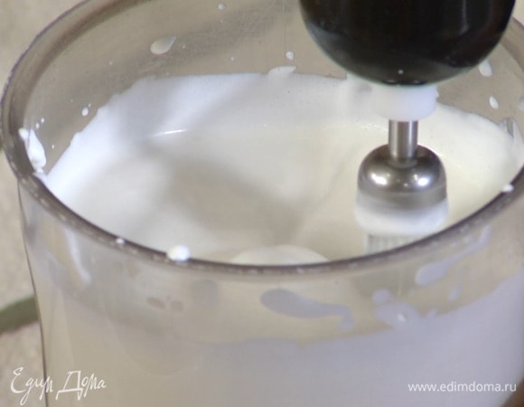 Сливки взбить блендером с насадкой-венчиком в пышную массу, добавить ко взбитой сгущенке и вымешать все венчиком.