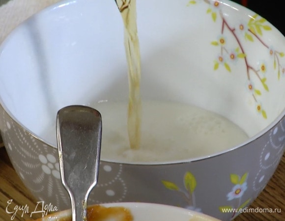 Молоко влить в глубокую пиалу, добавить ром и перемешать.