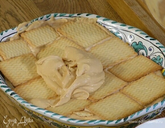 Печенье опускать на секунду в молоко и выкладывать ровным слоем на дно формы, сверху равномерно распределить крем, слои повторять, пока не закончатся все ингредиенты. Последним слоем должен быть крем.