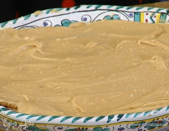 Отправить десерт в холодильник на пару часов.