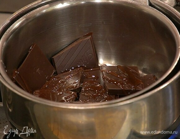 Приготовить глазурь: шоколад вместе с медом растопить на водяной бане, затем слегка остудить.