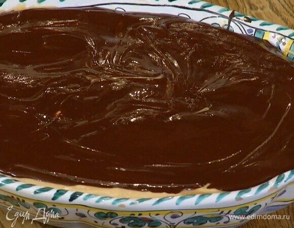 Покрыть охлажденный торт глазурью и разровнять ее.