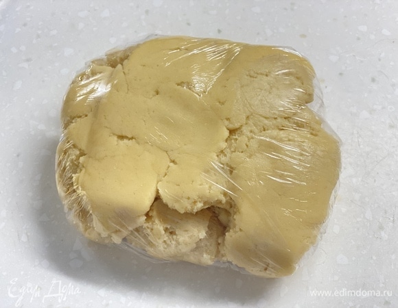 Замесить тесто. Обернуть в пищевую пленку и убрать в холодильник на 15–20 минут.