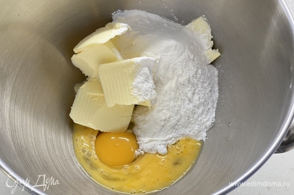 В миске соединить размягченное масло, яйца, сахарную пудру, разрыхлитель, щепотку соли и муку.