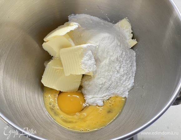 В миске соединить размягченное масло, яйца, сахарную пудру, разрыхлитель, щепотку соли и муку.
