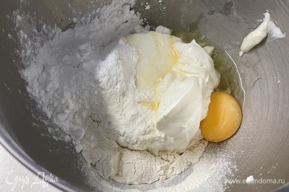 Начинка. Яйцо, творог, сметану, сахарную пудру, муку объединить в однородную массу.