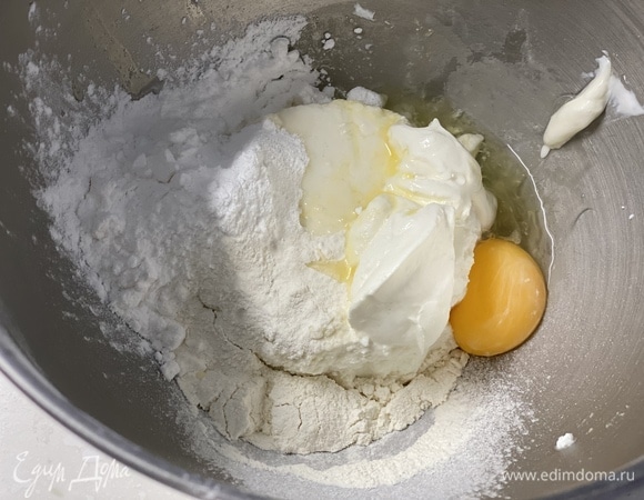 Начинка. Яйцо, творог, сметану, сахарную пудру, муку объединить в однородную массу.