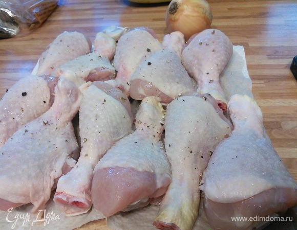 Куриные окорочка вымыть, обсушить, посолить и поперчить и замариновать с тмином, корицей, медом, смесью специй рас эль ханут и оливковым маслом. Отставить в сторону на 1–2 часа. Болгарский перец, цукини, морковь, помидоры вымыть, если нужно, удалить семена. Нарезать перец тонкими полосками, морковь — кольцами, помидоры — дольками, небольшой цукини — кубиком. Зеленый лук также нарезать кольцами.