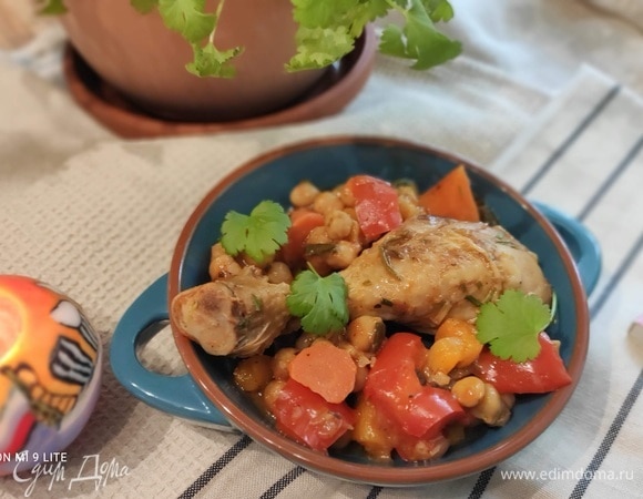 Залить овощным бульоном и тушить около 25 минут. Затем добавить натертый на мелкой терке имбирь, нарезанные абрикосы и изюм. Добавить специи, поперчить и посолить. Тушить без крышки 35 минут или до готовности курицы. Соус должен увариться. Если его все же останется много, можно загустить его крахмалом.