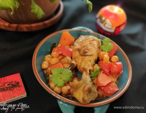 В конце тушения досолить, сервировать со свежей зеленью. Приятного вам аппетита!