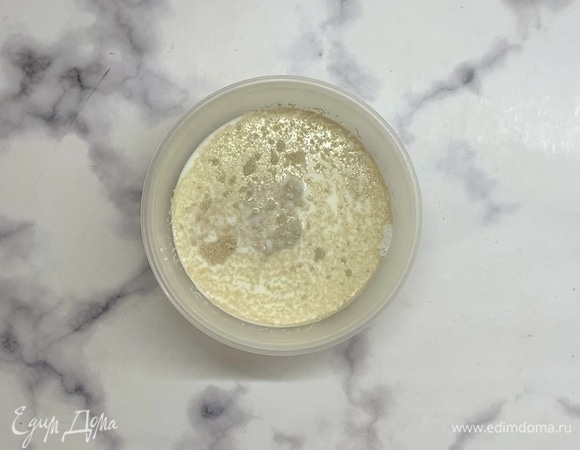 Смешиваем теплое молоко, дрожжи и 1 ч. л. сахара. Оставляем на 10–15 минут.