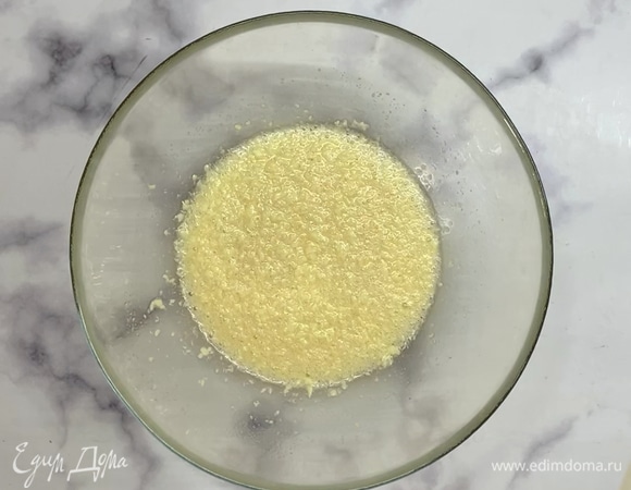 Смешиваем яйца, сахар и размягченное масло. Соединяем подошедшие дрожжи и яичную смесь. Добавляем просеянную муку.