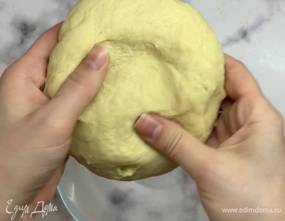 Перемешиваем силиконовой лопаткой и вымешивать тесто руками. Накрываем пленкой и оставляем в теплом месте на 1 час.