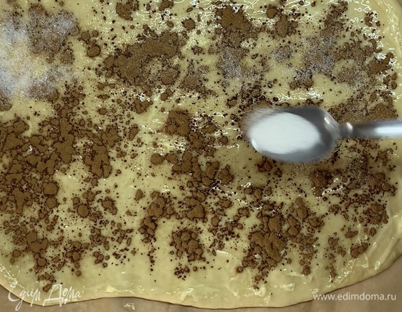 Раскатываем тесто прямоугольной формы, смазываем мягким сливочным маслом, посыпаем корицей и сахаром.