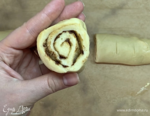 Скручиваем в плотный рулет и нарезаем на девять частей.