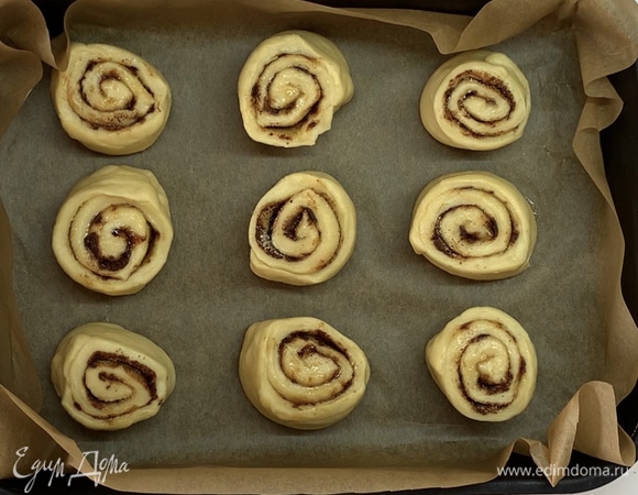 Форму застилаем пергаментом и выкладываем получившиеся «улитки». Даем отдохнуть тесту еще 15–20 минут и отправляем в заранее разогретую до 180°C духовку на 20–25 минут.