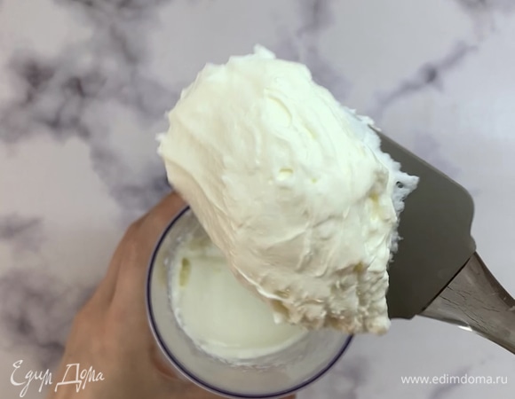 В это время готовим крем. Взбиваем сливки до увеличения массы в объеме, добавляем творожный сыр и сахарную пудру.
