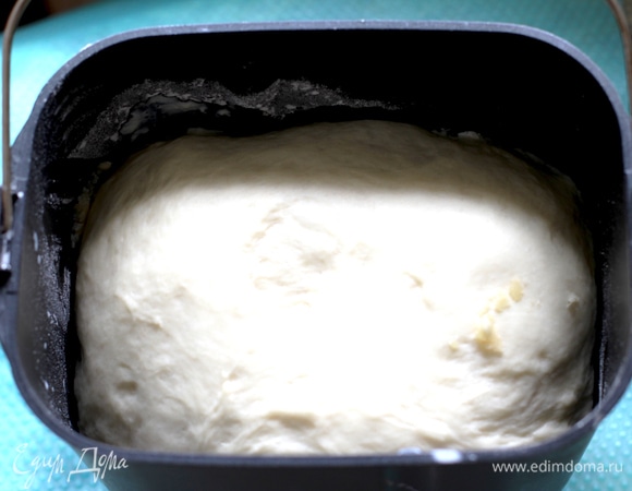 В теплом кефире растворить дрожжи, добавить сахар, соль, растительное масло, просеянную муку. Замесить мягкое эластичное тесто. Тесто положить в миску, смазанную растительным маслом, затянуть пленкой, поставить в тепло на расстойку до увеличения в объеме вдвое.