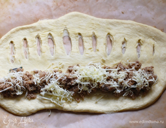 Далее тесто разделить на нужное количество частей. Я делала почти пироги, тесто разделила на четыре части. Шарики округлить, накрыть пленкой, дать им 10 минут отдохнуть. Затем приступить к лепке.