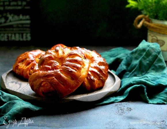 Верх подошедших заготовок смазать желтком со сливками. Выпекать при 180°C до зарумянивания, около 20 минут.