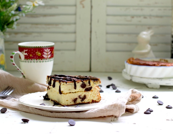 Тесто выложить в форму, смазанную маслом и посыпанную кокосовой стружкой (можно посыпать и дно, и верх), и отправить в духовку на 20 минут при 180°C.