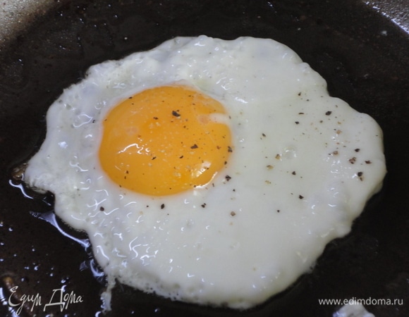 Приготовьте глазунью с учетом того, что на один хот-дог понадобится одно яйцо.