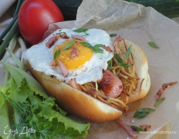 Посередине каждой булочки сделайте надрез, выложите картофель, сосиски и глазунью. Посыпьте беконом и зеленым луком!