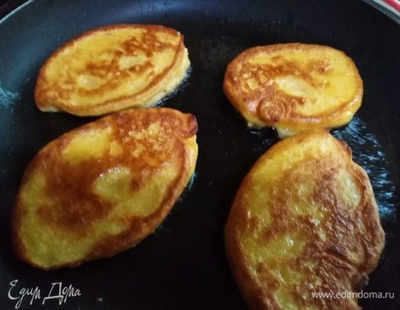 Жарить с двух сторон до золотистой корочки.