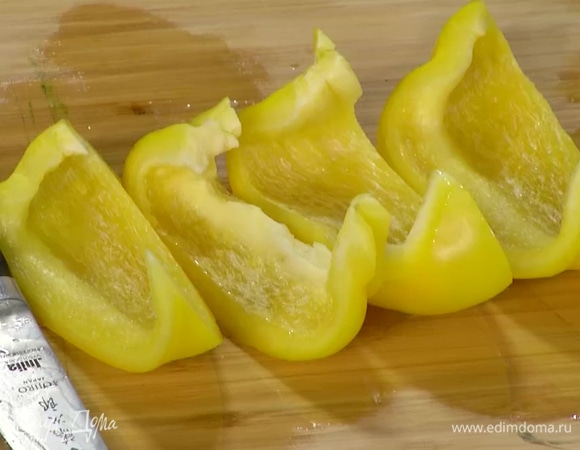 Сладкий перец, удалив плодоножку с семенами, нарезать вдоль ломтиками.