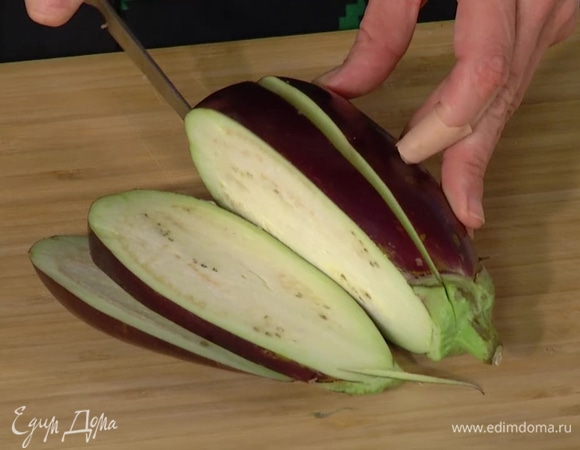 Цукини, баклажаны и портобелло нарезать вдоль пластинками толщиной в сантиметр.