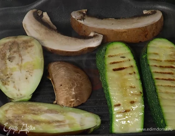 Сбрызнуть овощи и грибы оливковым маслом и обжаривать на разогретой сковороде-гриль с двух сторон до появления золотистых полосок.