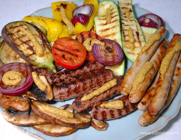 Готовые овощи и колбаски выложить на блюдо и подавать с горчицей.