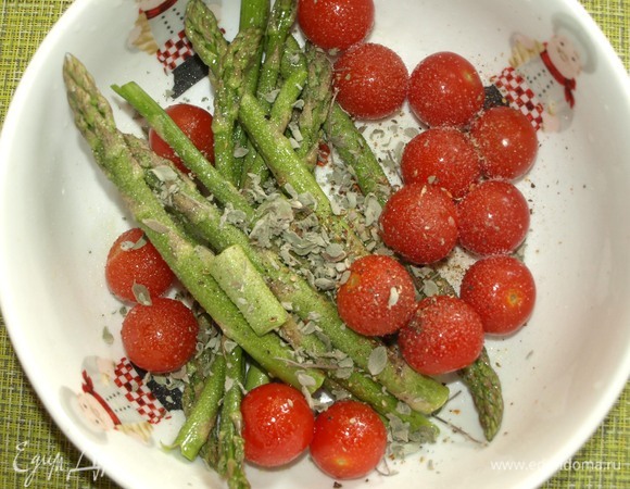 Спаржу тщательно промыть, удалить твердую часть. Помидоры черри промыть, обсушить бумажными полотенцами. Отправляем овощи в миску, добавляем оливковое мало, соль, перец и орегано. Перемешиваем.