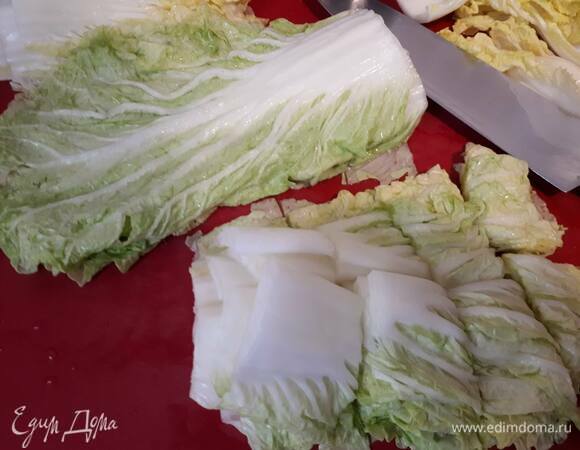 Промойте листья и нарежьте на крупные куски.