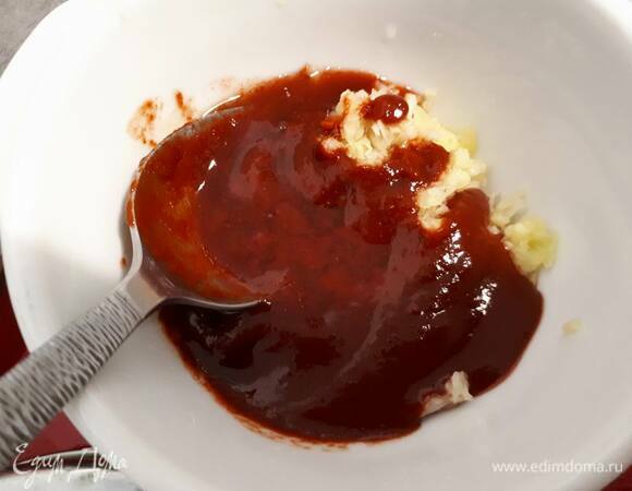 Раздавите чеснок, натрите имбирь (3–4 см корня) и смешайте с соусом нюок мам и с пюре перца чили (я брала 2 ст. л.). Можно взять молотый перец, тогда нужно смешать его с небольшим количеством воды, чтобы получилась паста.