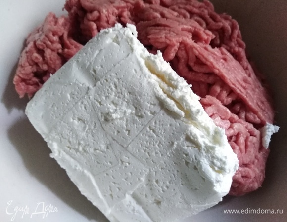 Мясной фарш соединить с творогом.