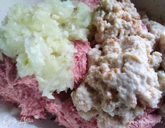 Лук и чеснок измельчить блендером. Хлеб размочить в молоке, размять. Соединить с фаршем.