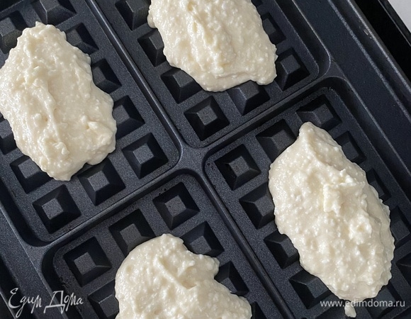 Смешать творог, сахар и яйца венчиком до однородности, взбивать не нужно. Добавить оба вида муки, если нет самоподнимающейся, замените на обычную + 1 ч. л. разрыхлителя. Размешать венчиком все до однородности. Консистенция готового теста не течет, а падает с ложки. Дать постоять тесту 15–20 минут — и можно выпекать.