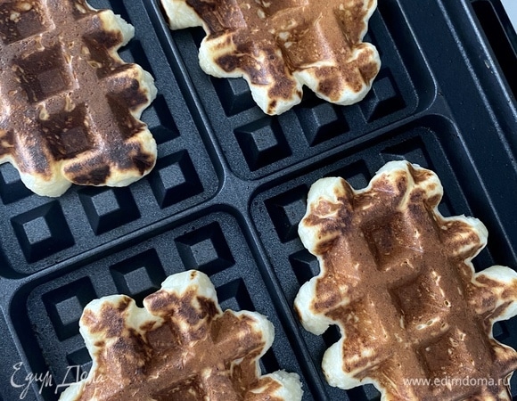 Выкладывать по 2 ст. л. теста в вафельницу и печь до румяной корочки. Эти вафли печь лучше чуть дольше, чем обычные на кефире. У меня мощная вафельница, печет за 4–5 минут. Вафли увеличатся в размере, поэтому много теста не накладывайте. По готовности остудить немного — и можно подавать с любимыми топингами. У меня в этот раз молочный шоколад, хрустящий рис (криспи) и орешки. Приятного чаепития!