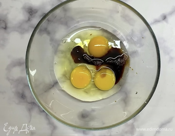 Яйца взбиваем венчиком, добавляем соевый соус.