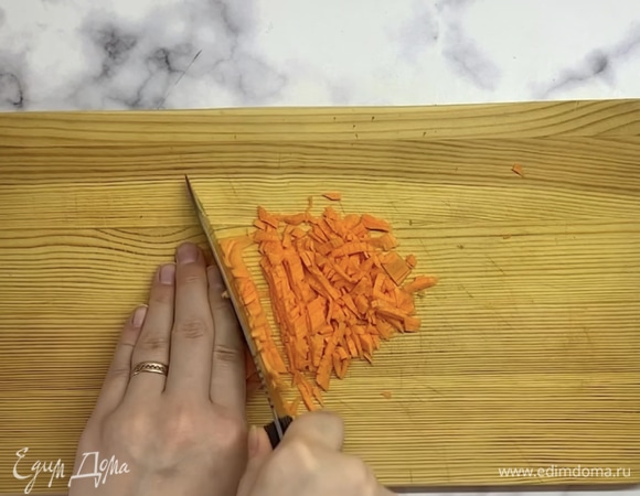 Морковь мелко нарезаем. Добавляем к яичной массе и хорошо перемешиваем.