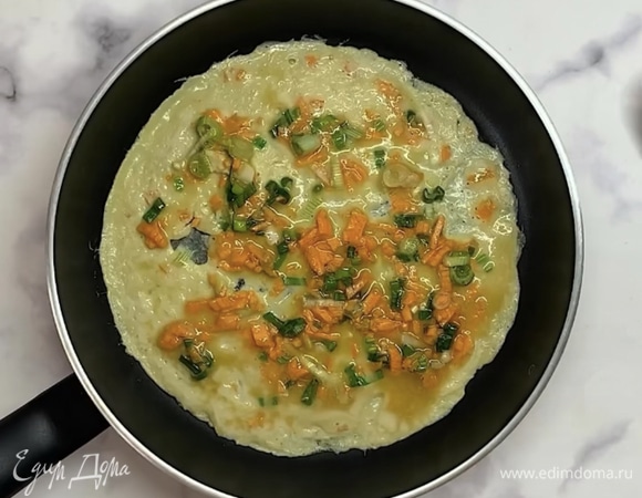 В разогретую сковороду добавляем масло. Выливаем тонкий слой яичной массы, как на блинчик.