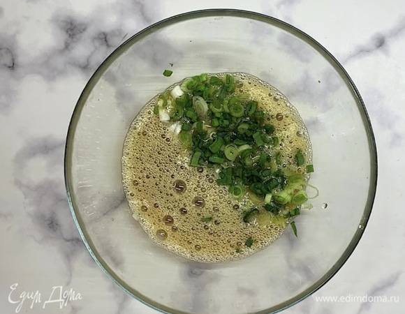 Нарезаем зеленый лук.