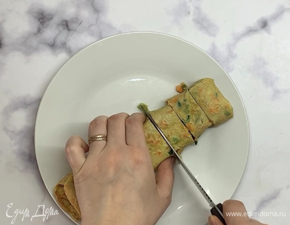 Нарезаем на несколько частей. Подаем горячим, посыпав зеленью или кунжутом.